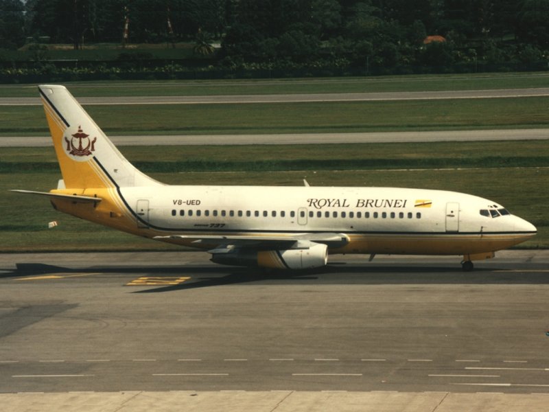 B737-200 V8-UED.