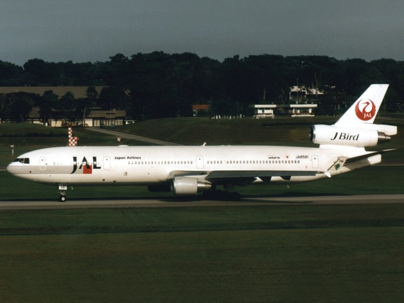 MD11 JA-8581