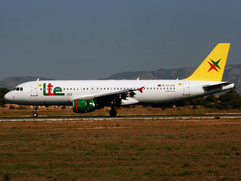Airbus A-320 EC-KID