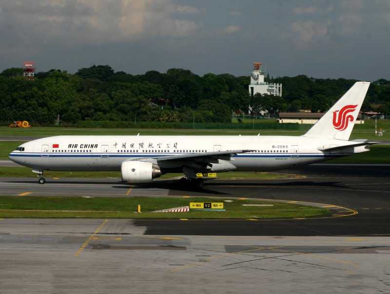 Boeing 777-200 B-2068.