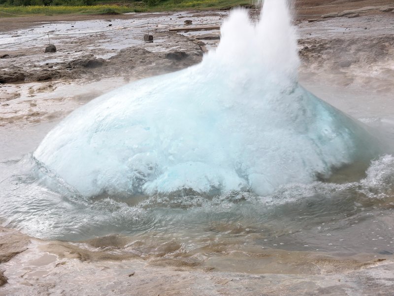 Here comes the geysir.jpg