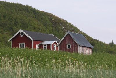 Lita stue med uthus i Bøvær.jpg