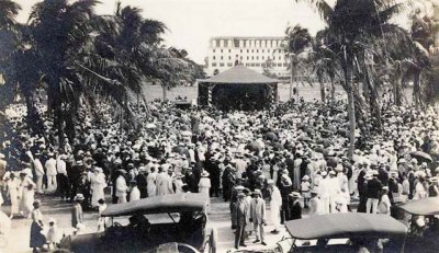 Early 1920s? - A crowd in Miami's first park by the bay in downtown Miami