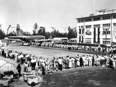1949 - Crowds waiting to see Pan American's Boeing 377-10-26 Stratocruiser N1023V Clipper America at Miami