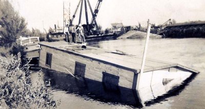 1944 - Sunken houseboat on the Miami River after a hurricane