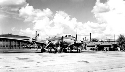 1947 - National Airlines DC-6 being serviced at Tallahassee Airport, FL