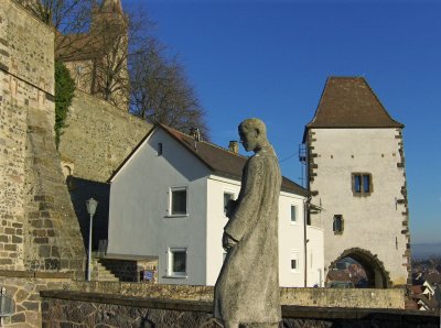 Memorial statue