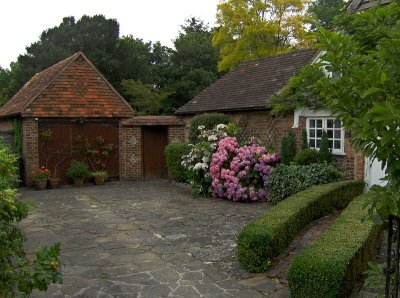 ATTRACTIVE DRIVEWAY