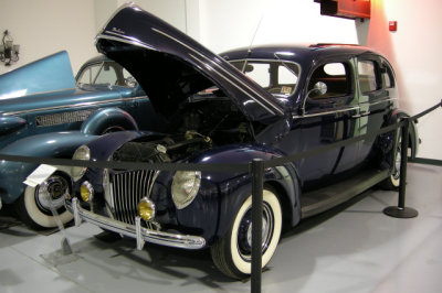 1939 Ford 91A Deluxe Fordor Sedan. ISO 100, 1/4.7 sec., f/2.7, manual WB, metal halide.