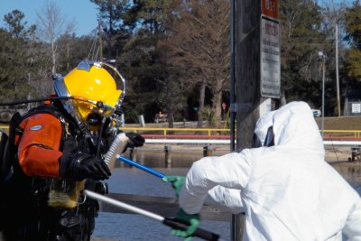 Disinfecting a diver contaminated by chemical agents