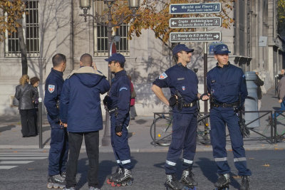 Rollerblade cops in Paris 2