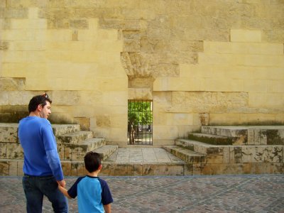 wall and stairs surrounding the mezquita's courtyard