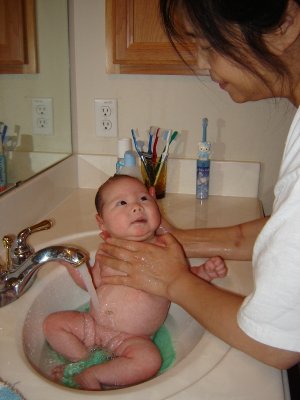 凌姊給歡歡洗澡