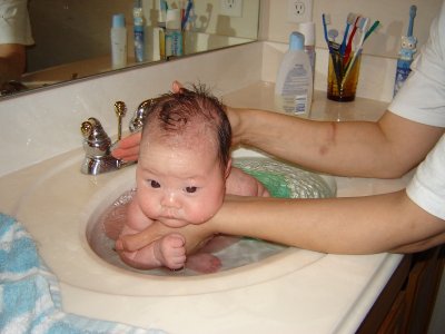 凌姊給歡歡洗澡