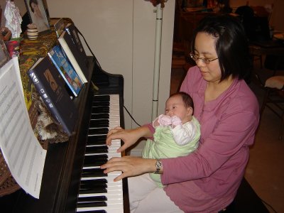 歡歡愛聽媽媽彈琴