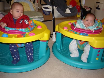 一人一台 Exersaucer, 不會打架了