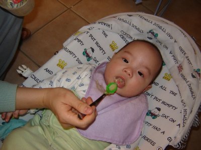 聚聚吃嬰兒食品