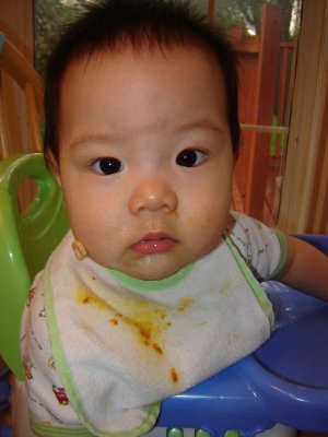 聚聚 cheerios 吃到臉上去了