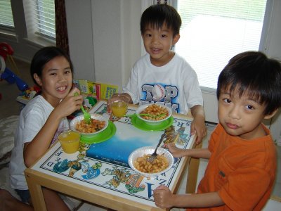 Josephine, Joshua, & Michael 用餐