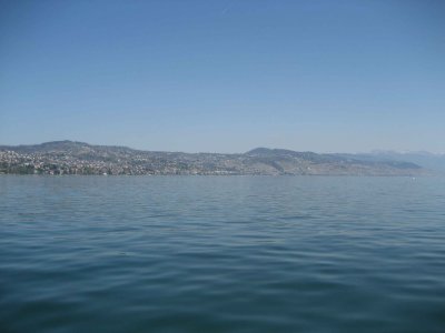 La banlieue de Lausanne et le Lavaux vus du lac
