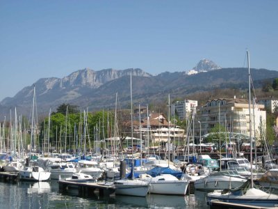 Le port d'Evian se dcoupe dans un crin naturel grandiose