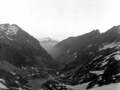 En se retournant vers la valle de Gaube dans l'ombre