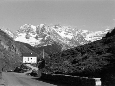 Couloir Swann entre les Astazou (3071 et 3012 m), et Marbor (3220 m)