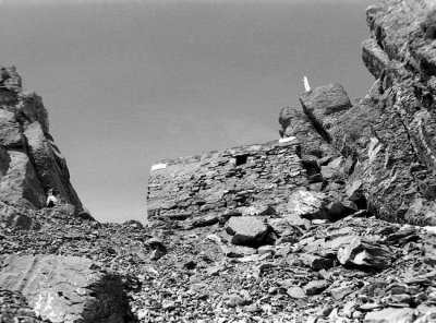 Brche et refuge de Tuquerouye (2666 m), versant sud