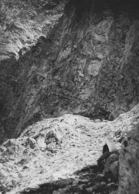 Sur la vire au pied des piliers de l'Embarradre