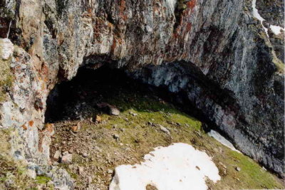 Las Serous : la grande caverne de la face nord-ouest forme par l'anticlinal de Srous