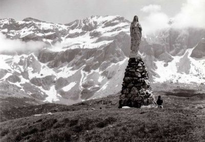 La Vierge de Troumouse sur fond de Munia (3133 m) (Foca)