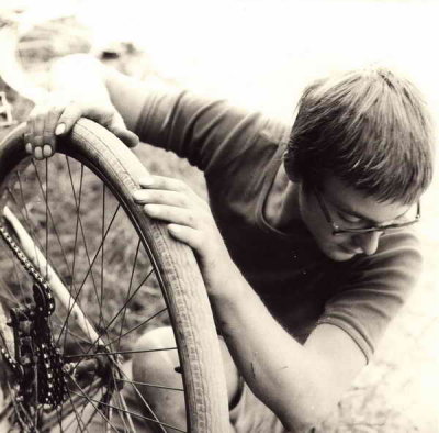 Xavier pense que sa roue est creve