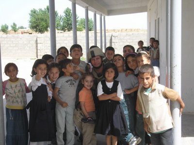 SrA Goliglowski (506th  / 822nd SFS - USAF) and Iraqi children at presentation