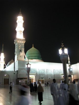 Masjid an-Nabawi by night 1