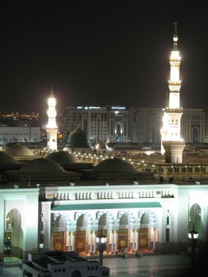 Masjid an-Nabawi by night 3