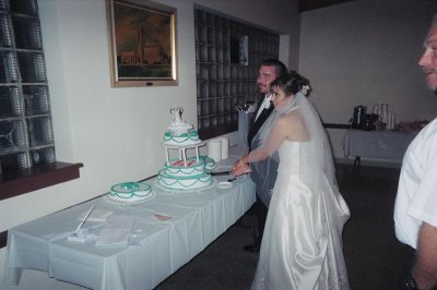 Joe and Francisca cutting the cake.jpg