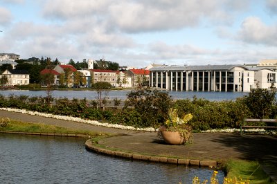Við tjörnina