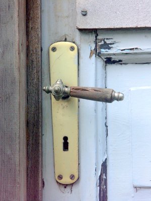The door is locked -- Hurðin er læst