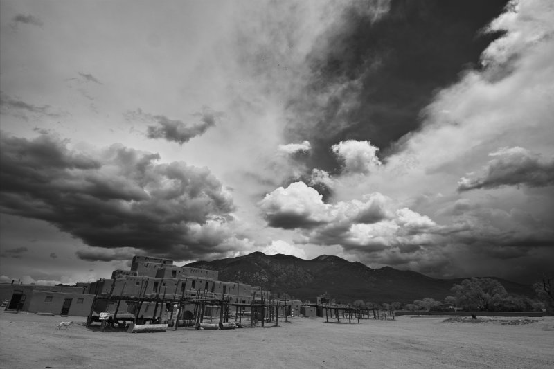 Taos Pueblo: Dramatis Nebul