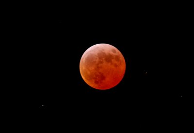 the full lunar eclipse, with three stars 