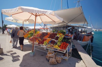 FRUITS  MARKET  IN  AEGINA  ...