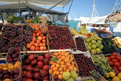 FRUITS  MARKET  IN  AEGINA  ...