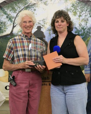 Traci Koch presenting  volunteer hour coordinator award to Dolly Watkins