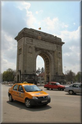 The Arc di Triumph (w/Dacia Taxi)