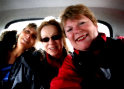 3 mad blondes bag a cab......