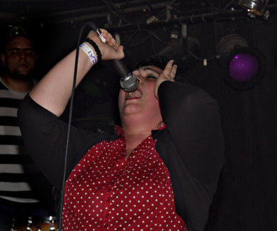 Anne belting one out 2361w.jpg