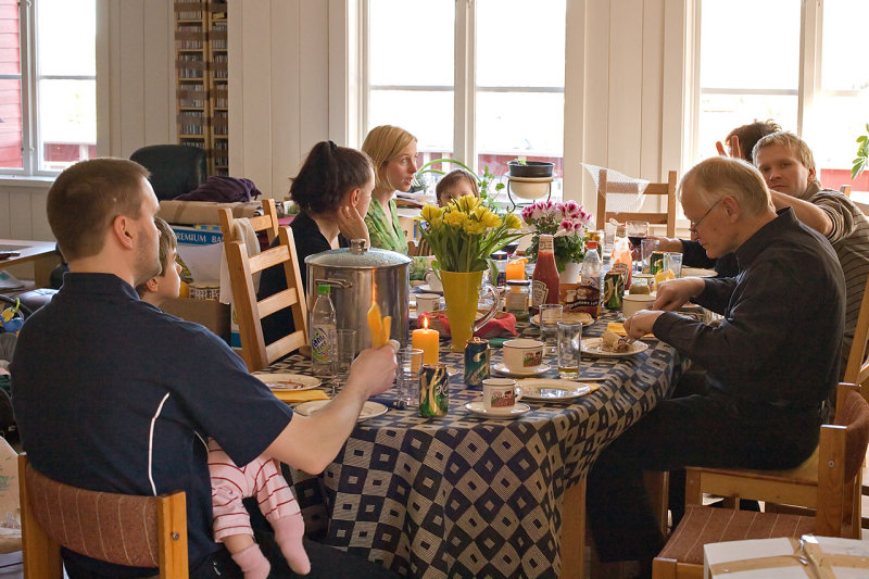 Nesten hele familien samlet rundt bordet