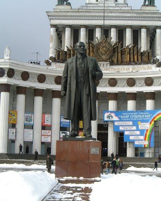 VDNKh Central Pavilion - Lenin.jpg