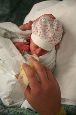 Daddy Feeding Kayla_6955.jpg