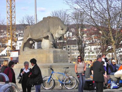 Le Lion de Zurich: face au lac , se dresse le monument du lion sculpt dans la roche en 1820